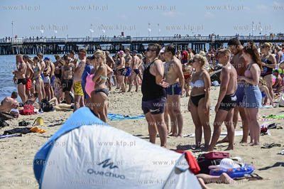 Sopot. Plaza. Okolo godz 13 do morza na wysokosci wejscia...