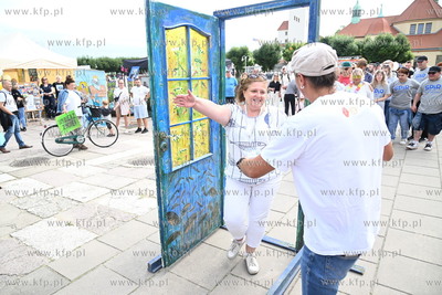 Symboliczne przejście przez Drzwi do Tolerancji. Marsz...