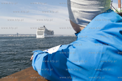 Gdynia. Rejs powitalny pierwszego w tym sezonie statku...