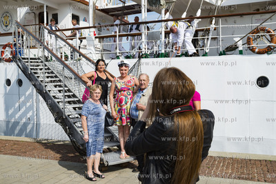 Dar Młodzieży wpływa do Nabrzeża Pomorskiego w...