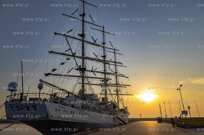 Gdynia. Skwer Kościuszki o poranku. Nz. Dar Młodzieży....