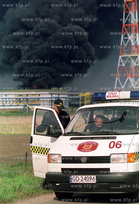 Pozar jednego ze zbiornikow Rafinerii Gdanskiej.3.05.2003fot....