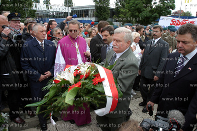 Rocznica wydarzes sierpniowych. Wsrod delegacji skladajacych...