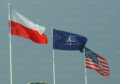 Flagi: Polska, Nato i Amerykanska. 25.10.2002 Fot....