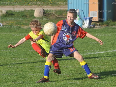 Mlodzi pilkarze na boisku w Sulminie. Mecz pilkarski...