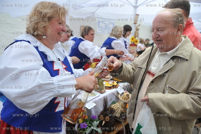 Pomorskie Swieto Produktu Tradycyjnego w Gdansku obok...