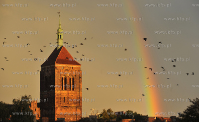 Tecza nad Gdanskiem po przejsciu burzy. NZ. kosciol...