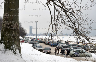 Gdynia. Parking na Bulwarze Nadmorskim.
06.02.2010
fot....