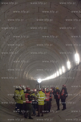 Zakonczona pierwsza nitka tunelu pod Wisla zostala...