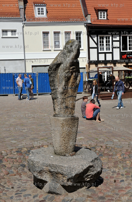 Gdansk. Nieczynna fontanna na ul. Piwnej przed wejsciem...
