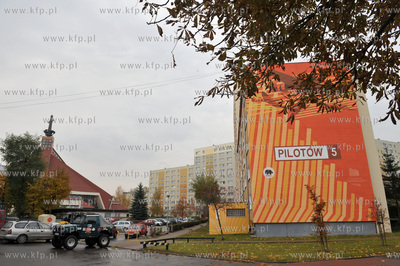 Gdańsk Zaspa. ul. Pilotow 5 z muralem autorstwa Wojciecha...