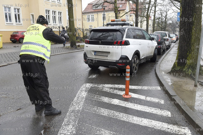 Źle zaparkowany samochód zablokował przejazd  autobusu...