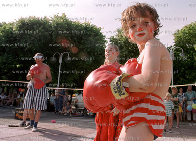 Teatr Pinezka przed molo w Sopocie. 5.07.99 fot. Wojtek...