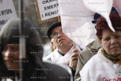 Gdansk. Urzad Wojewodzki.  Emeryci i rencisci protestowali...