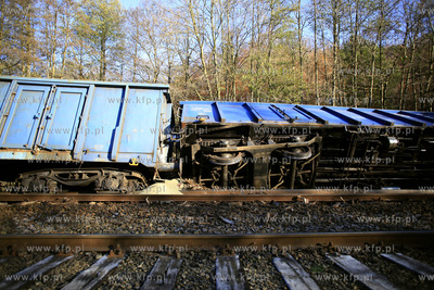 Sześć wagonów z siarką wykoleiło się, a z trzech...