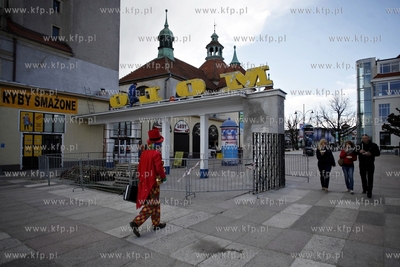 Sopot. Przygotowania do sezonu na molo. Nz remont starego...