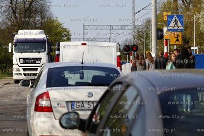 Gdansk Orunia. Przejazd kolejowy miedzy ul. Goscinna...