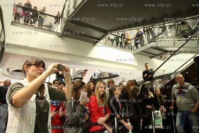 Galeria Baltycka w Gdansku. Promocja nowej plyty Donotana...