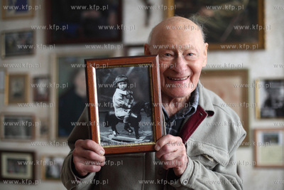 Jerzy Dybicki (ur. 19 lipca 1923 w Baranowiczach) -...