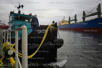 Transport historycznego holownika Okoń z przystani...