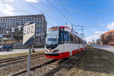 Stromy podjazd na torze tramwajowym na Armii Krajowej...
