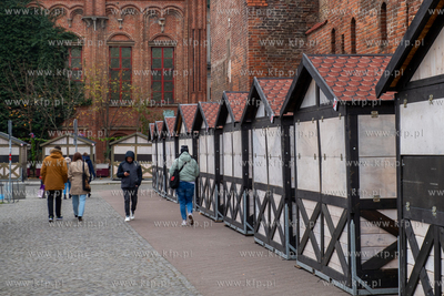 Na Targu węglowym w Gdańsku rozstawiane są pawilony...