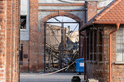 Zgliszcza strawionych ogniem w pożarze hali Zakładów...