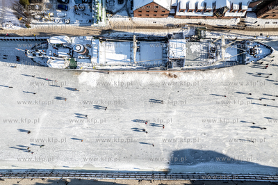 Spacerowicze na skutej lodem Motławie w Gdańsku....