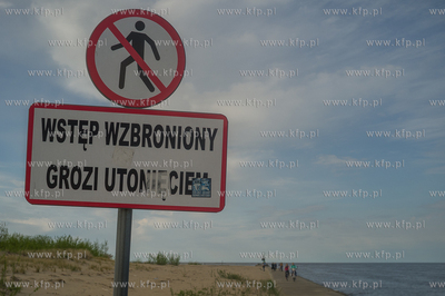 Świbno,  rezerwat przyrody Mewia Łacha, nz. turyści...
