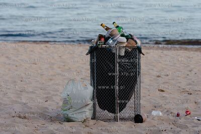 Gdynia Orłowo.  Śmietnik na plaży.  18.04.2022 /...