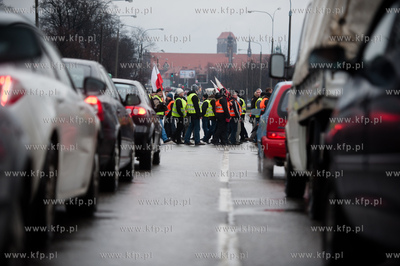 Gdansk. Trakt Sw. Wojciecha. Rybacy blokujac przejscie...