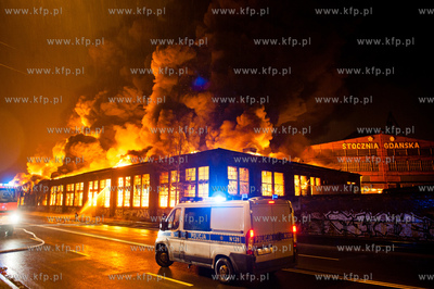 Gdansk. Pozar znajdujacej sie na terenie Stoczni Gdanskiej...