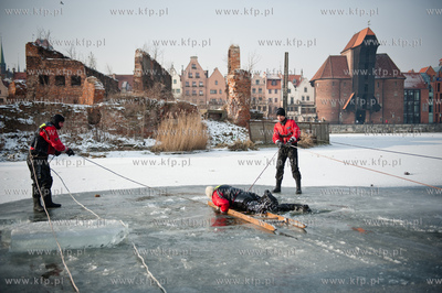 Marina w Gdansku. Cwiczenia ratownikow wopr oraz strazakow...
