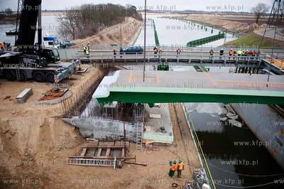 Montaz wazacych 135 ton dwoch sekcji przesla zwodzonego...