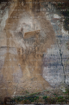 Gdynia. Akcja zsuwania powojennego polskiego schronu...