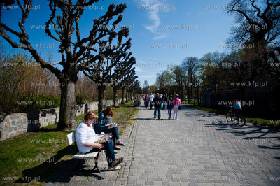 Tlumy mieszkancow i turystow na plazy i ulicach Sopotu,...