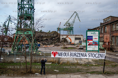 Gdansk. Tereny bylej Stoczni Gdansk. Wyburzenie hali...