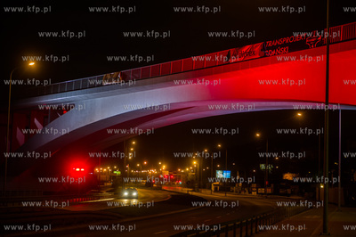 Gdansk. Nowy wiadukt PKM nad ul. Slowackiego oswietlony...