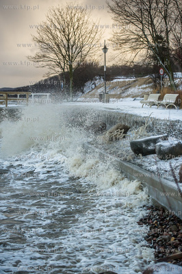 Gdynia. Orłowo. Skutki nocnego sztormu na Bałtyku.
05.01.2017
fot....
