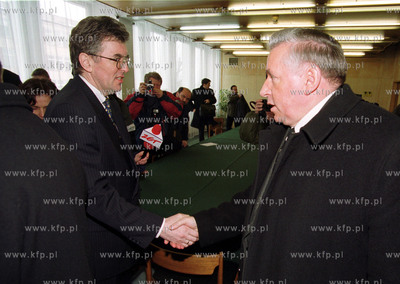 Czwarty dzien strajku w Stoczni Gdynia S.A. Do stoczniowcow...