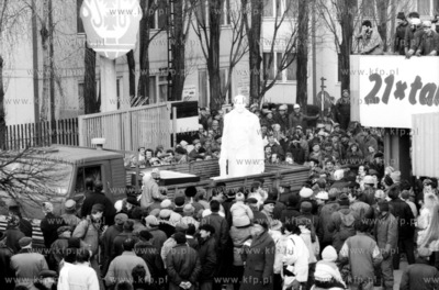 Wywiezienie posagu Lenina ze Stoczni Gdanskiej im Lenina....