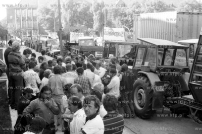 Protest rolnikow przed Urzedem Wojewodzkim na ul.Okopowej...