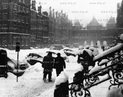 Dlugi Targ w Gdansku zima, w glebi Zielona Brama,a...