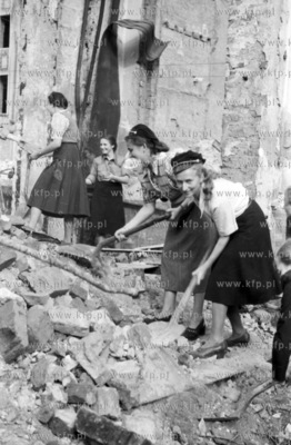 Odgruzowywanie Gdanska ze zniszczen wojennych. 1946...