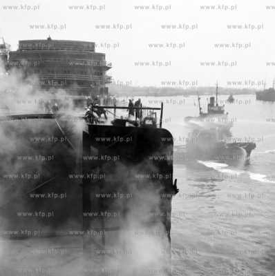 Pozar ropy rozlanej na powiechrzni basenu stoczniowego...