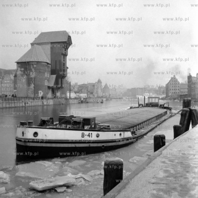 Barka cumuje przy nabrzeżu Wyspy Spichrzów w Gdańsku....