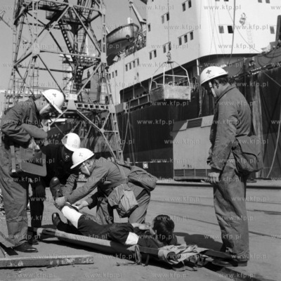 Ćwiczenia zakładowego oddziału samoobrany Stoczni...