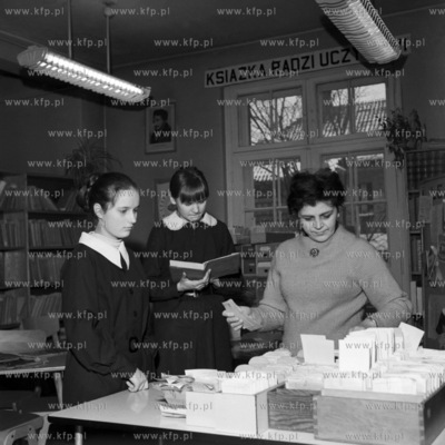 W bibliotece szkolnej. 
01.1970
0002839z_styczen1970
Fot....