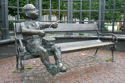 Laweczka - pomnik na Placu Wybickiego w Gdansku Wrzeszczu...