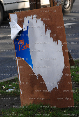 Zniszczone plakaty wyborcze na ul. Morskiej w Gdyni.
29.10.2006
fot....